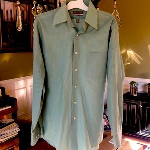 Men’s fitted dress shirt